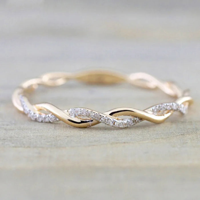 Eleganter Geflochtener Zirkonia-Ring