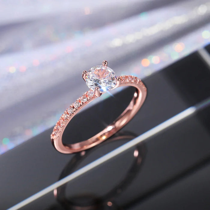 Eleganter Verlobungsring mit funkelndem Solitaire-Kristall