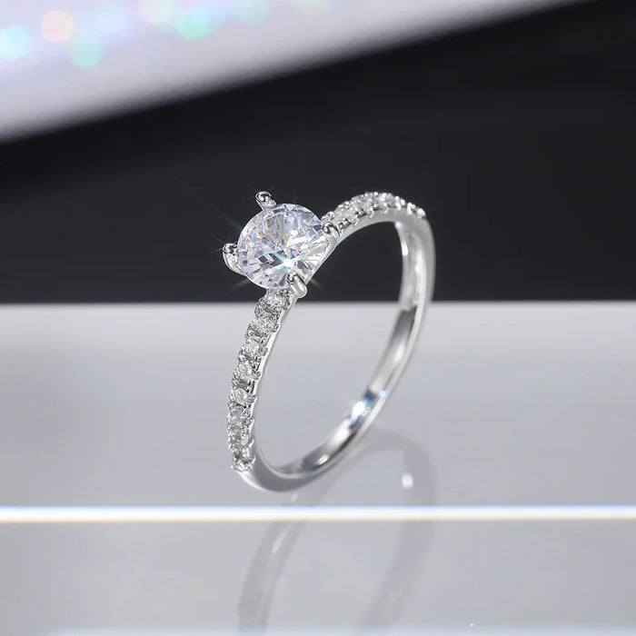 Eleganter Verlobungsring mit funkelndem Solitaire-Kristall