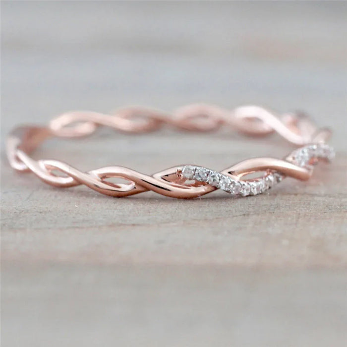Eleganter Geflochtener Zirkonia-Ring