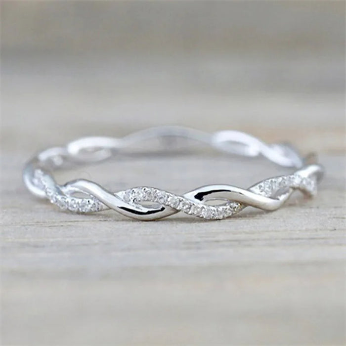 Eleganter Geflochtener Zirkonia-Ring