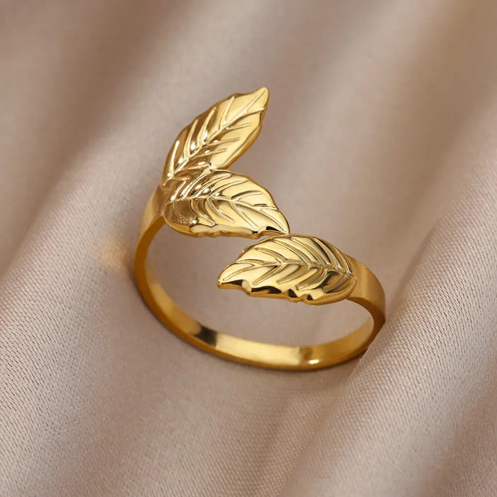 Goldener Statement-Ring – Organisches Design mit modernem Touch