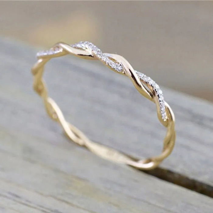 Eleganter Geflochtener Zirkonia-Ring