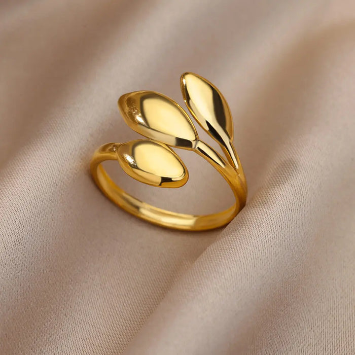 Goldener Statement-Ring – Organisches Design mit modernem Touch