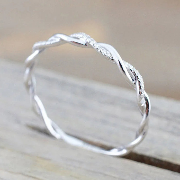 Eleganter Geflochtener Zirkonia-Ring