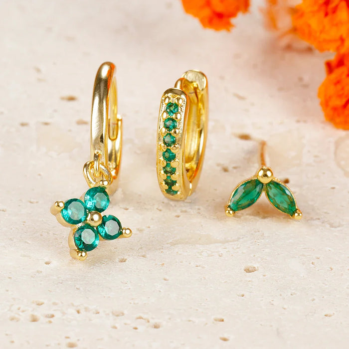 Goldene Eleganz – Ohrring-Set mit funkelndem Anhänger