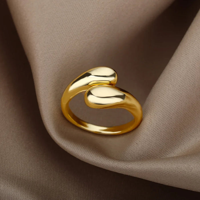Goldener Statement-Ring – Organisches Design mit modernem Touch