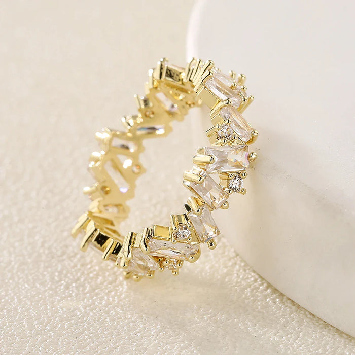Luxuriöser Eternity-Ring mit Kristallbesatz