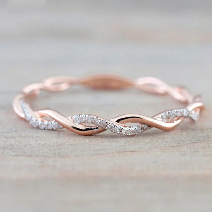 Eleganter Geflochtener Zirkonia-Ring
