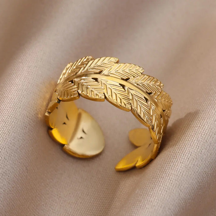 Goldener Statement-Ring – Organisches Design mit modernem Touch